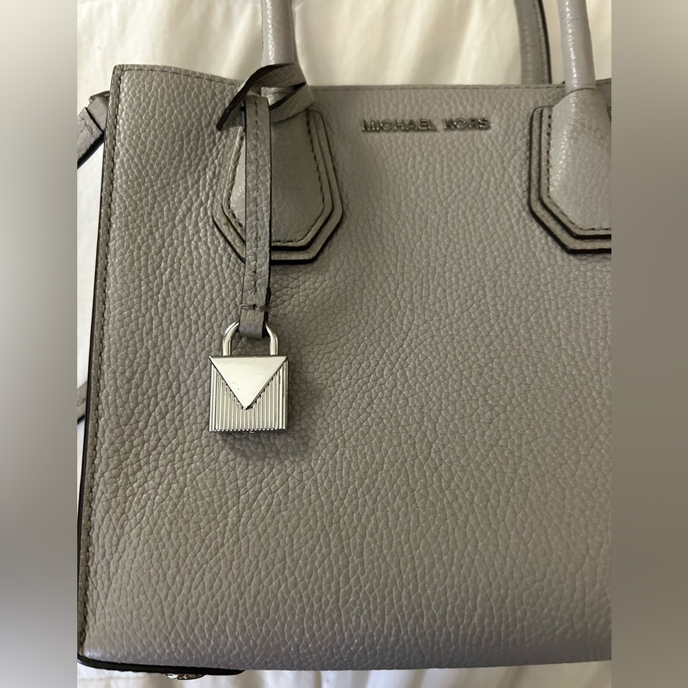 🎉 Host Pick 🎉 Michael Kors Gray Leather Tote Bag - Picture 3 of 12